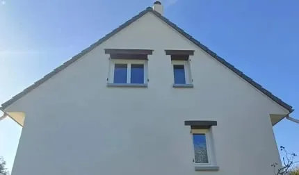 Après : pignon de maison à l’enduit clair et uniforme