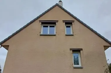 Avant : pignon de maison à l’enduit terni et taché