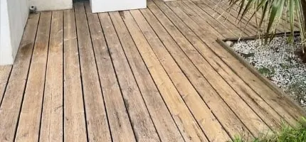 Terrasse en lames de bois après nettoyage