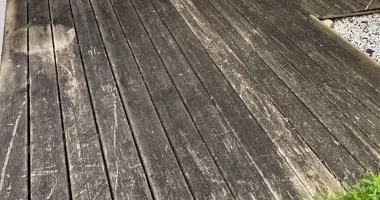 Avant : terrasse en bois grisée et tachée