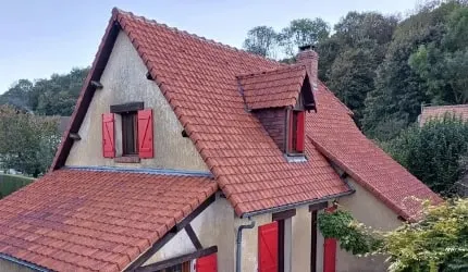 Toiture en tuiles d’une maison normande à colombages après nettoyage par TTMT